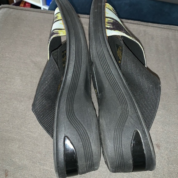 They are a wedge sandal . They are made by Bree’s. - Picture 3 of 3